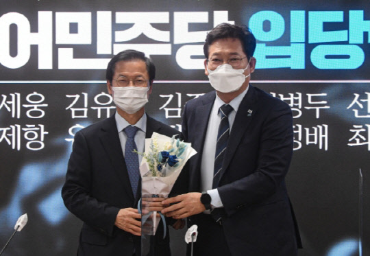 송영길 더불어민주당 대표(오른쪽)가 30일 서울 여의도 당사에서 열린 입당식에서 천정배 전 의원과 함께 기념촬영을 하고 있다. 국회사진기자단